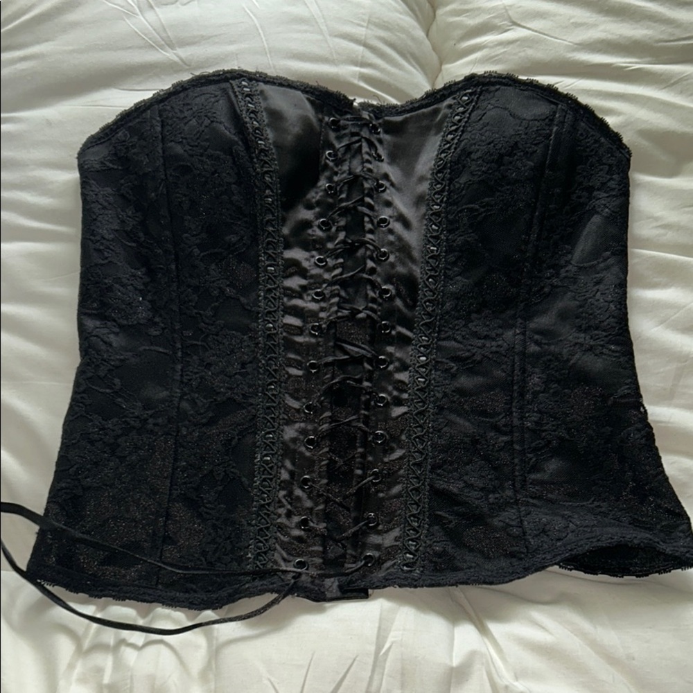 Le Chateau Elegant Black Lace Corset